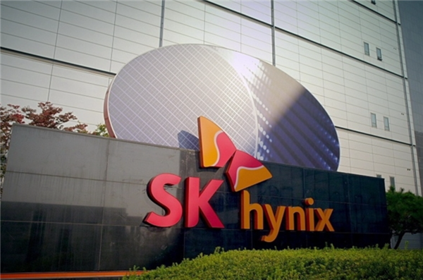 Cutting Reliance on TSMC! SK Hynix Consigns Part of Its HBM Base‑Die Production to Intel